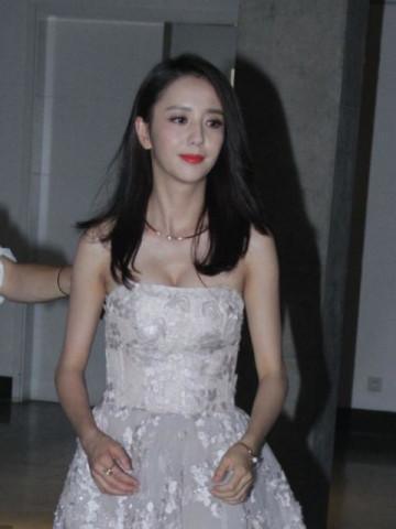 佟丽娅真是豁出去了，裙子只能遮住重点，网友：让我再看5分钟！