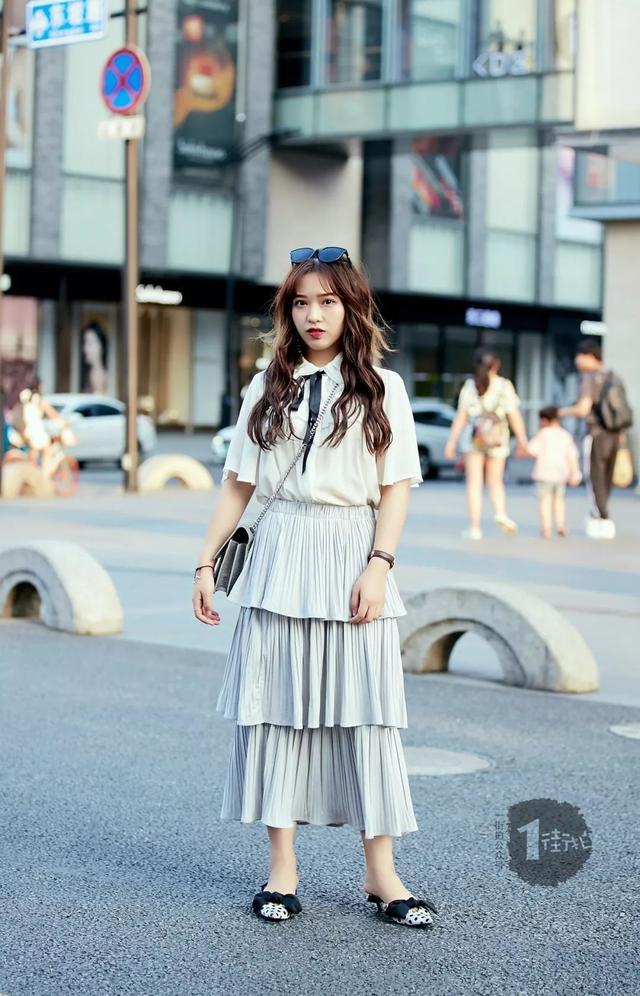 街拍：小美女清纯娇美出众魅力，初恋的味道！