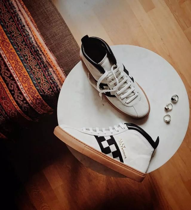 戳进来｜看完了她们的穿搭，我立刻丢掉了鞋柜里的高跟鞋！