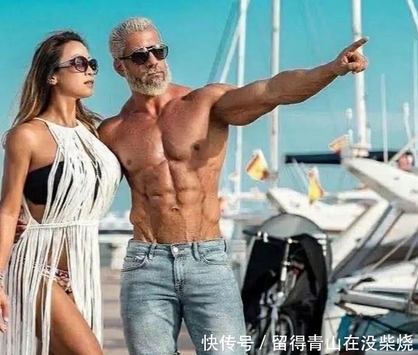  #健身房#50岁大叔人鱼线太明显，每一幅照片都是一张大片