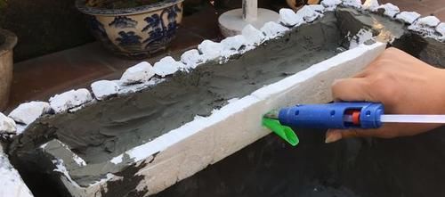  花钱买：鱼缸不用花钱买了，老爸裁开泡沫箱来养鱼，如同砖砌的，省钱好看