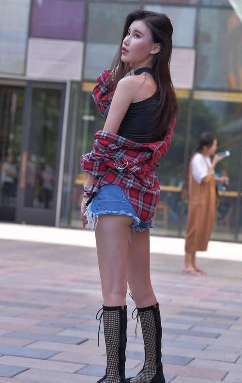  款式：街拍：小姐姐镂空靴和高跟鞋搭配衣服，款式非常新颖独特