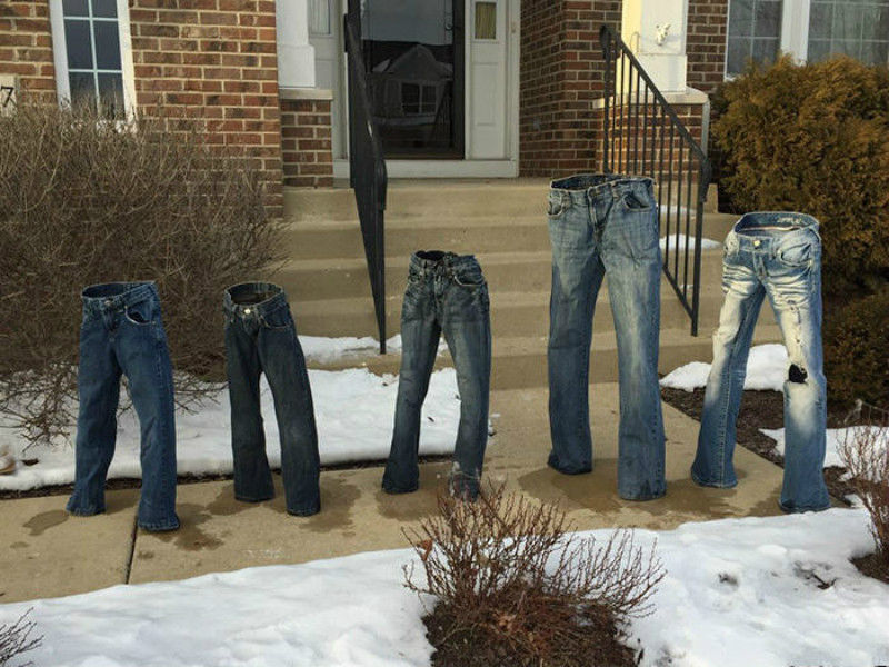 牛仔裤泡水,放到室外冻结,你将会得到一条会“走”的裤子