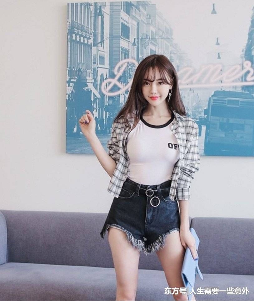 娇俏明媚的气质美女,精致穿搭显动感柔媚,好身材让女人都羡慕!