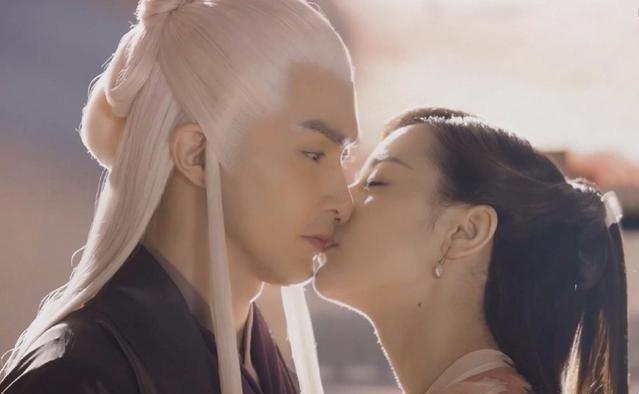 热巴疑似公布恋情，男方喊话：这次我不会走了，网友：撒狗粮