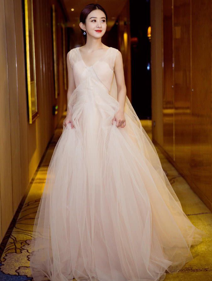 赵丽颖为打破怀孕传闻，穿得超性感，86斤有着60斤身材的腰