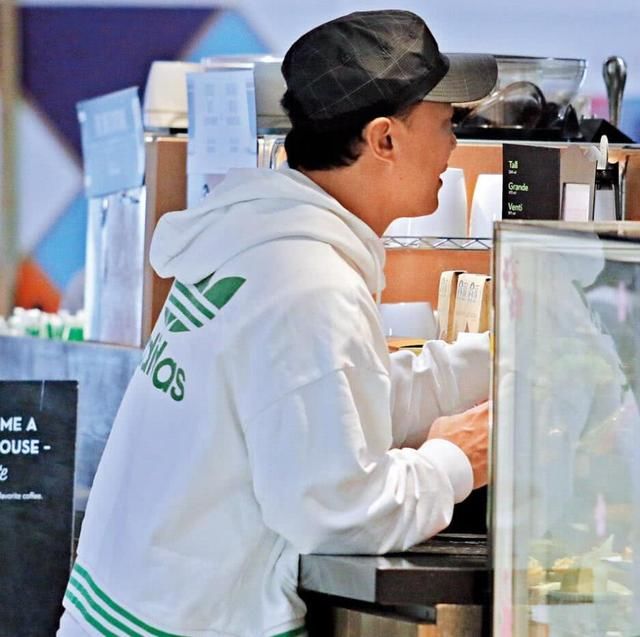 港媒曝陈奕迅买咖啡耍大牌：违法停车瘫痪交通，5块钱打发路人