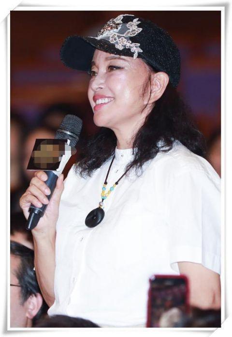 看米雪的近照，再看看62岁刘晓庆，终于知道保持少女心的重要性