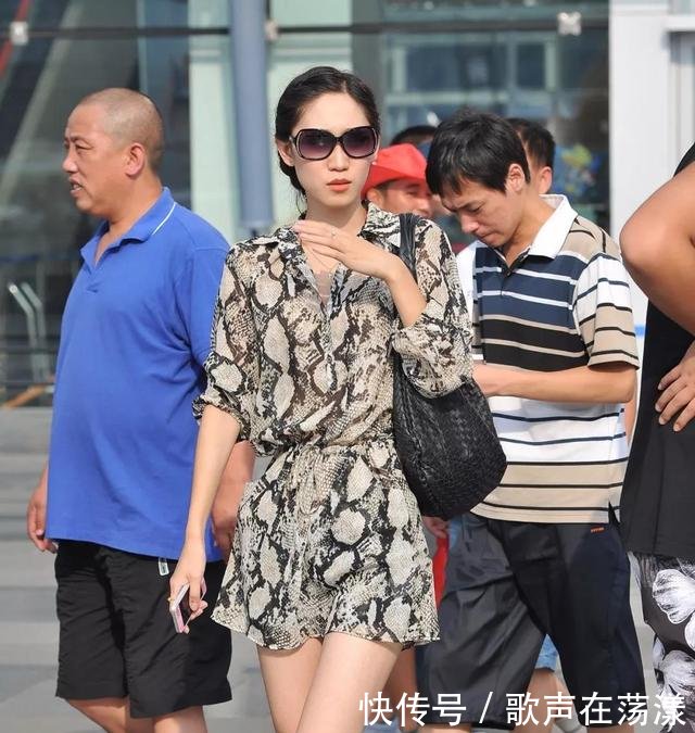 街拍小姐姐独特俏丽清爽穿搭,满街大长腿!