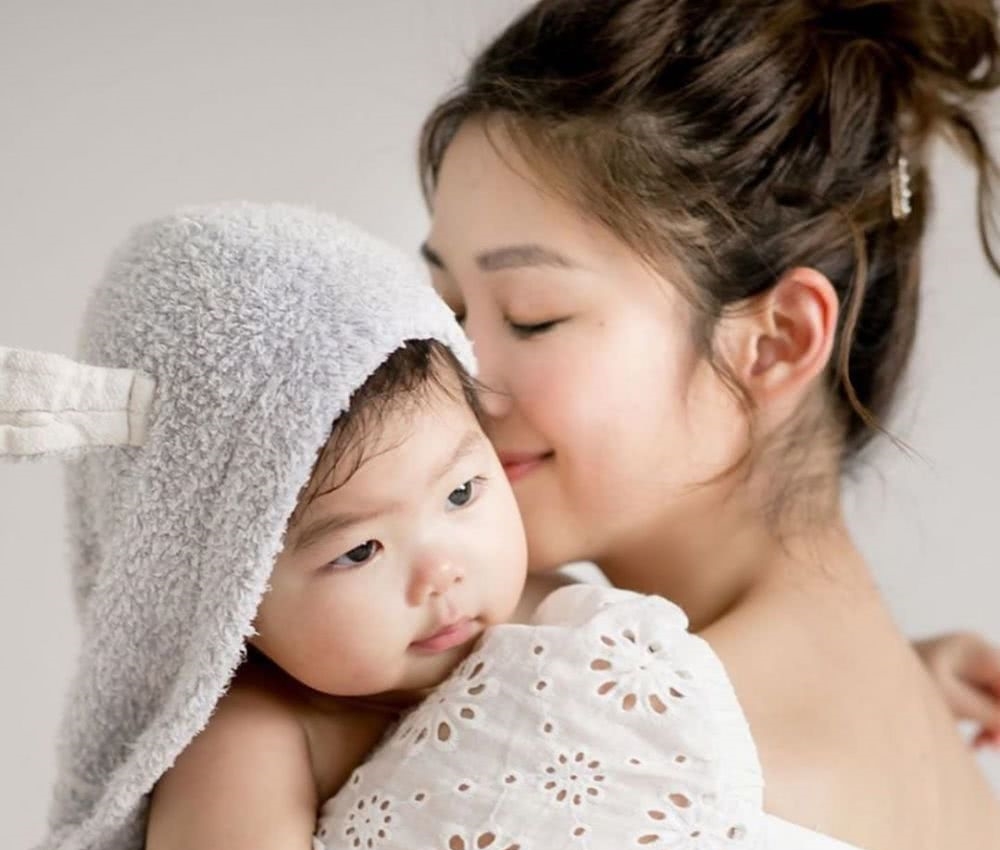  [晒出]TVB花旦晒温馨全家福贺儿子1岁生日 肉嘟嘟的小寿星像足爸妈