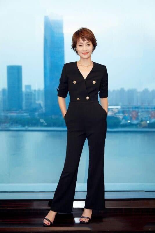 马伊琍现身电视剧60周年庆典，黑色连体裤秒杀当场所有小花旦！