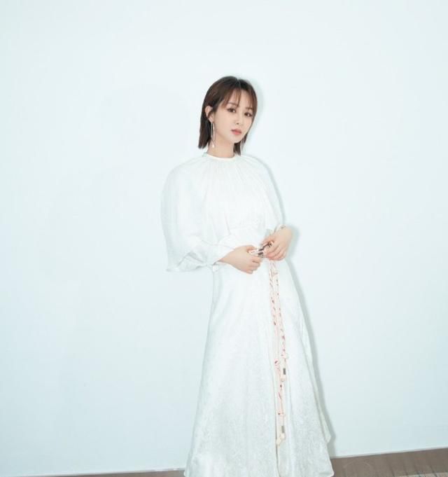  「轻女孩可以」杨紫颜值高真任性,穿一条白色连衣裙气质出众,意外穿出高级感