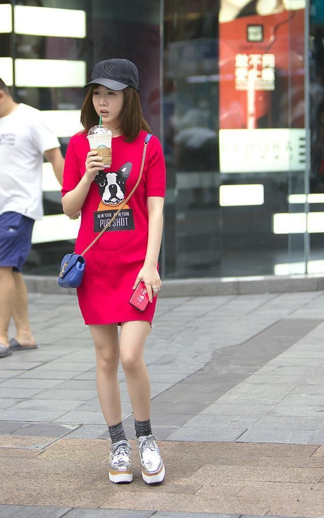 路人街拍:穿红色连衣短裙的小姐姐，腿型十分漂亮性感可爱