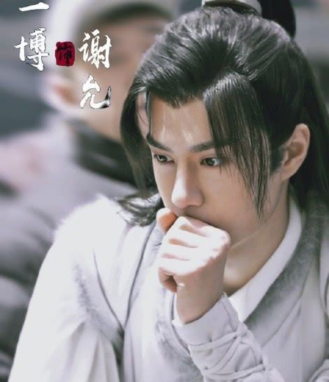 红领:王一博《有翡》造型撞型?黑衣红领穿了魏无羡衣服?碾压的太惨