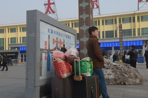  提前@工地没提前通知放假时间，农民工买不上票辗转7地回家过年
