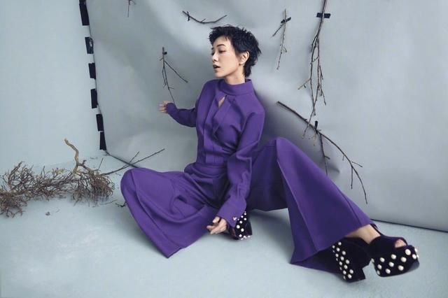 郭采洁太大胆了！上身只穿一件内衣就现身，网友：撑不起来好尴尬