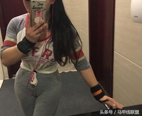 健身后她身材大变，从平板身材，练出前凸后翘!