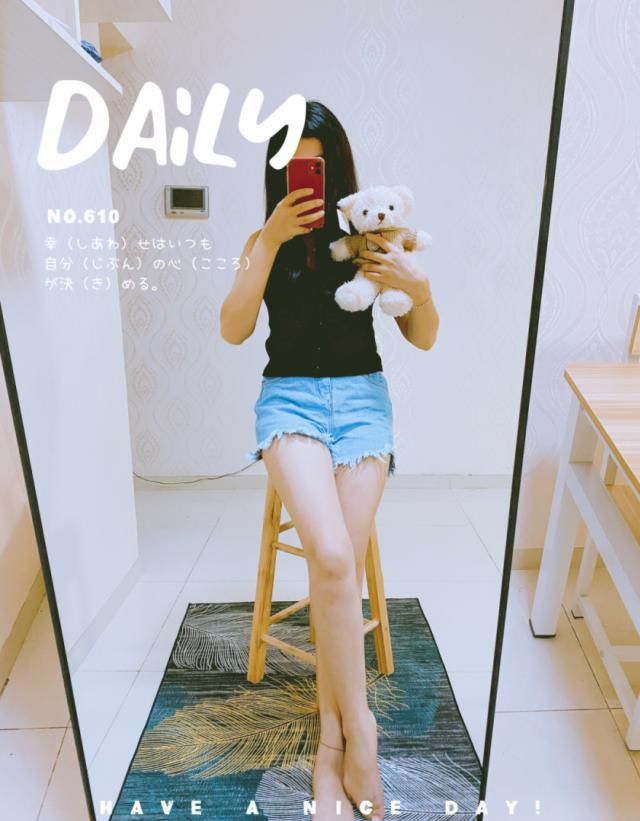  后再加上一■牛仔裤搭配黑色小吊带真的太cp了，适合春天的造型，潮流又百搭！