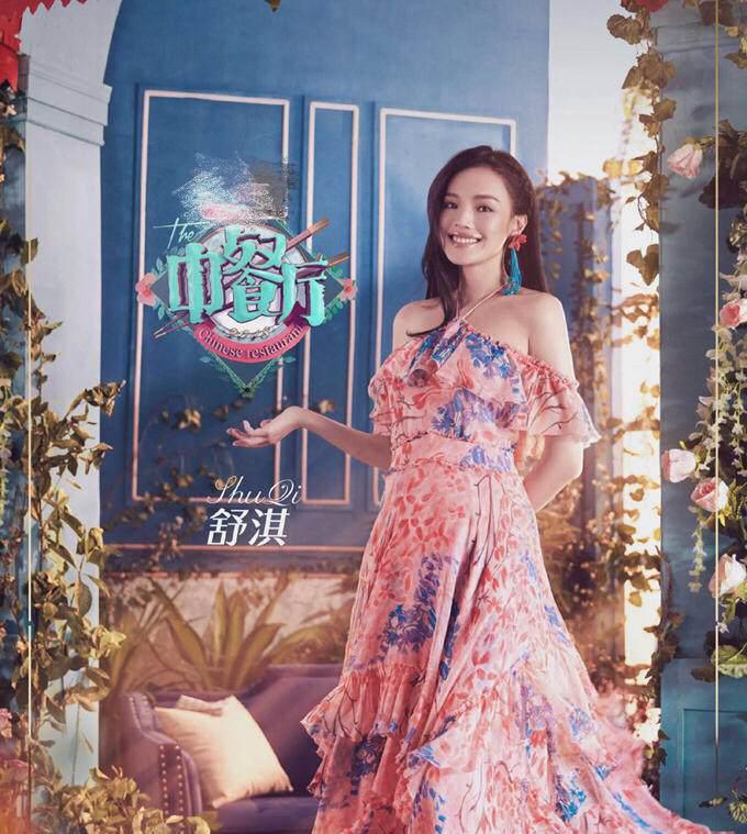 瘦下来的赵薇气质真好，穿印花裙撞上舒淇，居然一点儿都没输！