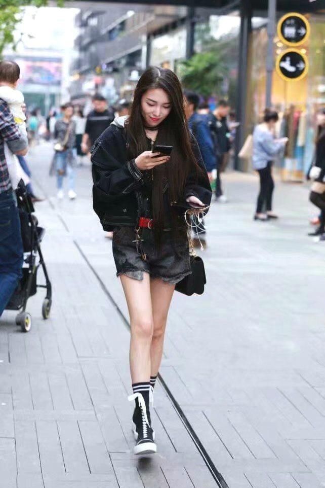 街拍:夏天穿吊带背心，清凉又时尚性感