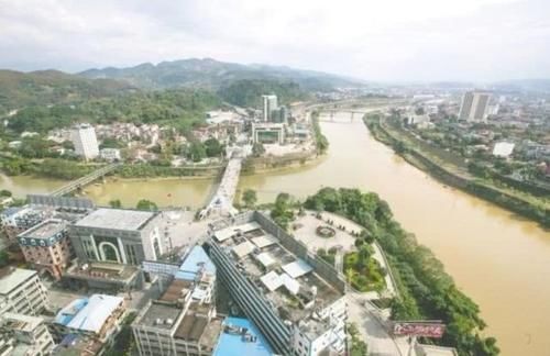  #中国#中国这座小城与越南一河之隔，繁荣度远超对岸越南的省会