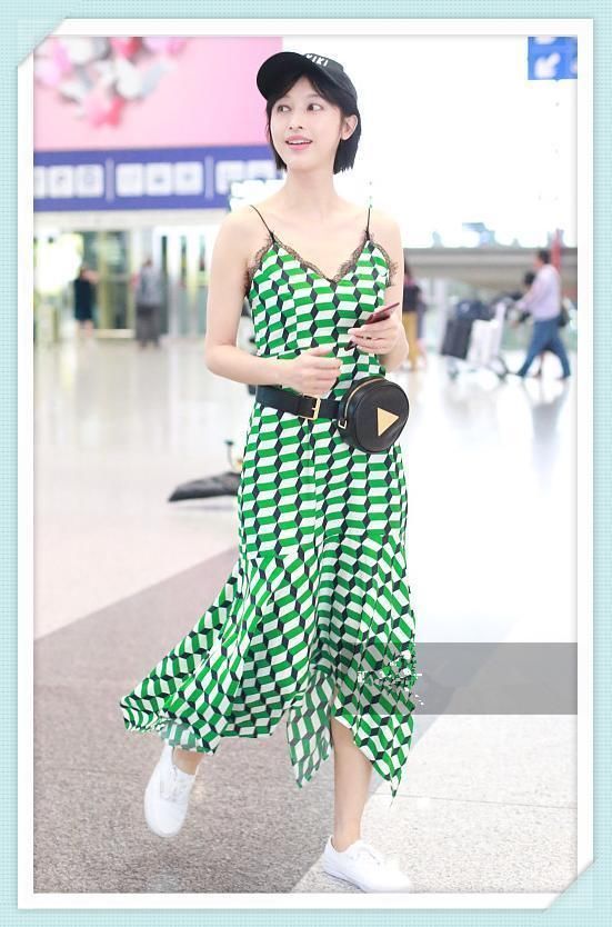 没张俪身材真别穿吊带裙走机场，像马思纯这样穿成买家秀就尴尬了