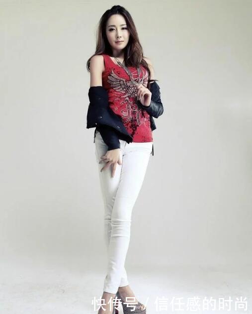 白色紧身裤穿出撩人的美，随性而不失格调！