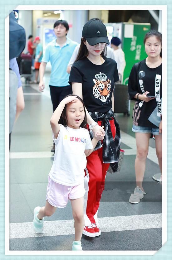 李小璐身材真好，一身运动装也掩盖不住，网友：天生丽质难自弃