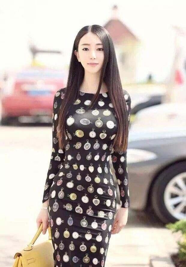 波点式紧身连衣长裙把小姐姐的小蛮腰完美展示，S型身材真没的说