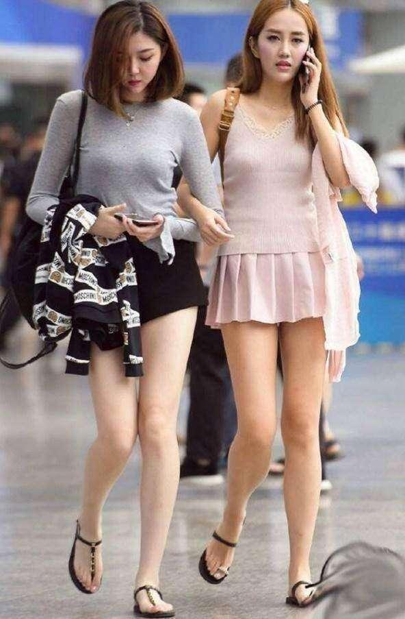 街拍：白皙高挑的小姐姐，T恤配裙子张扬女人个性与时尚感！