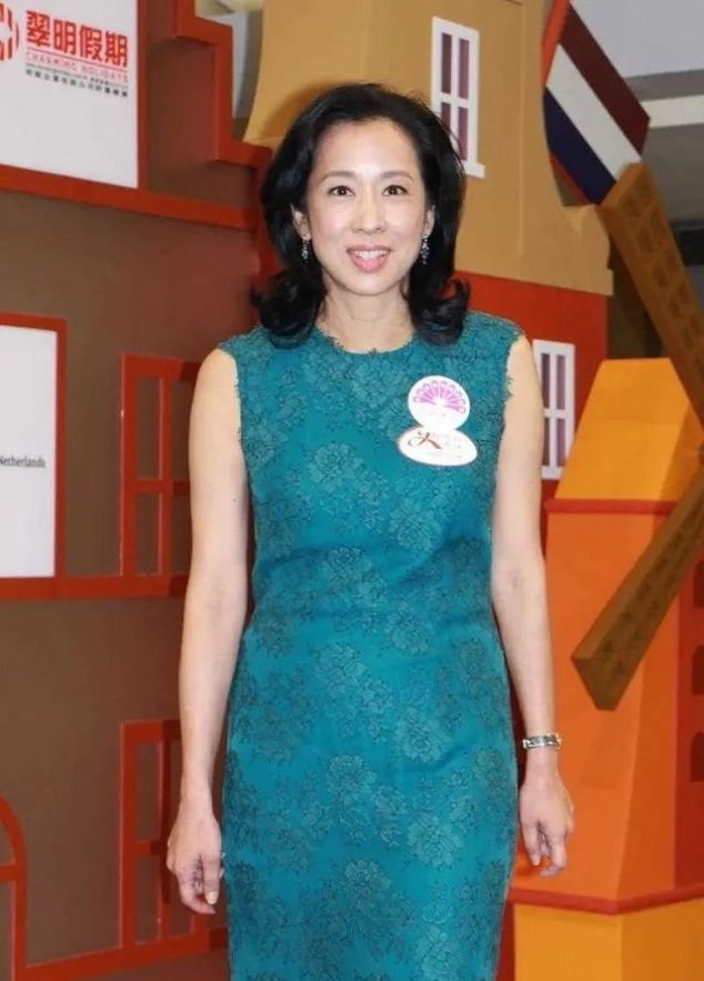 『超群』朱玲玲近照曝光,穿普通大衣好优雅,气质超群也难掩老年斑