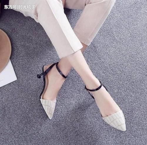 性感的尖头高跟鞋增添气质，让女人的双脚小巧迷人
