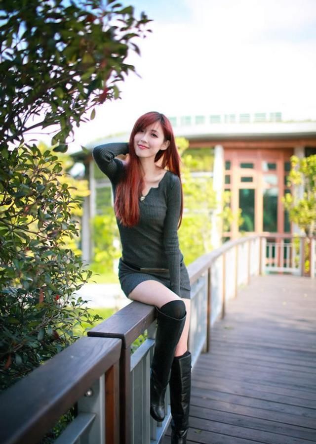 街拍 长筒靴高挑美女，笑容格外迷人!