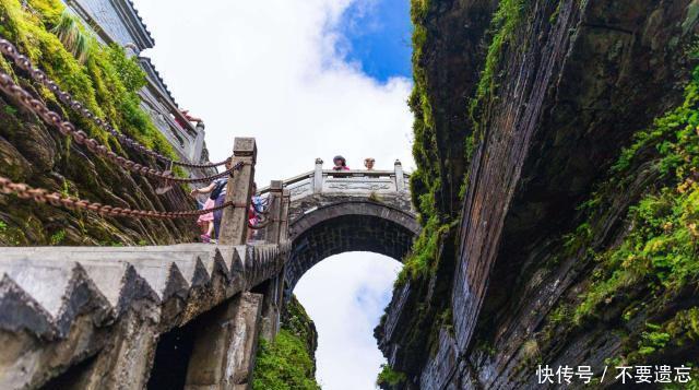 一座天桥悬空在2500米的山峰上，如何建造？至今无人能解