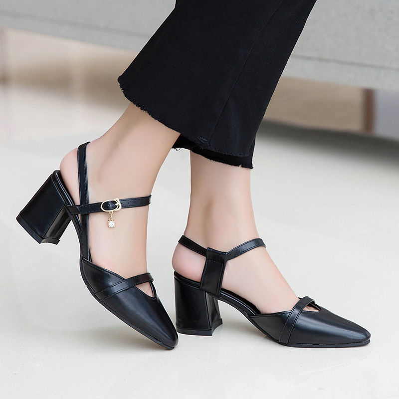 每个女神都有一双这样的尖头高跟鞋，显高挑，优雅气质轻松穿出来