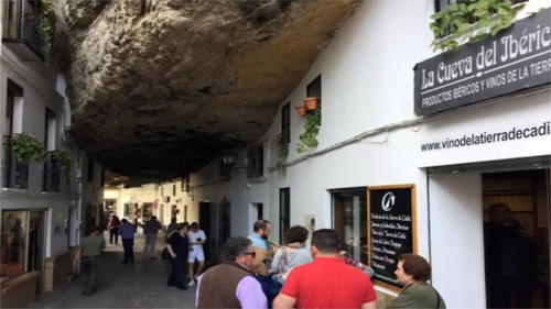 世界上最“奇特”的小镇：压在巨石下600多年，下雨也不用打伞