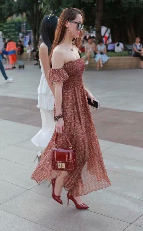 路人街拍,小姐姐穿上紧身瑜伽裤后,看上去格外的迷人俏皮