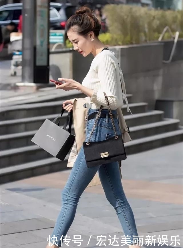 #小脚#街拍:身材纤细的小美女,身穿吊带上衣配小脚裤,非常的有魅力哦