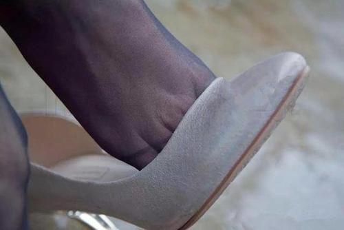 经典时尚的尖头高跟鞋，穿出女性优雅的气质，绽放迷人的风采！