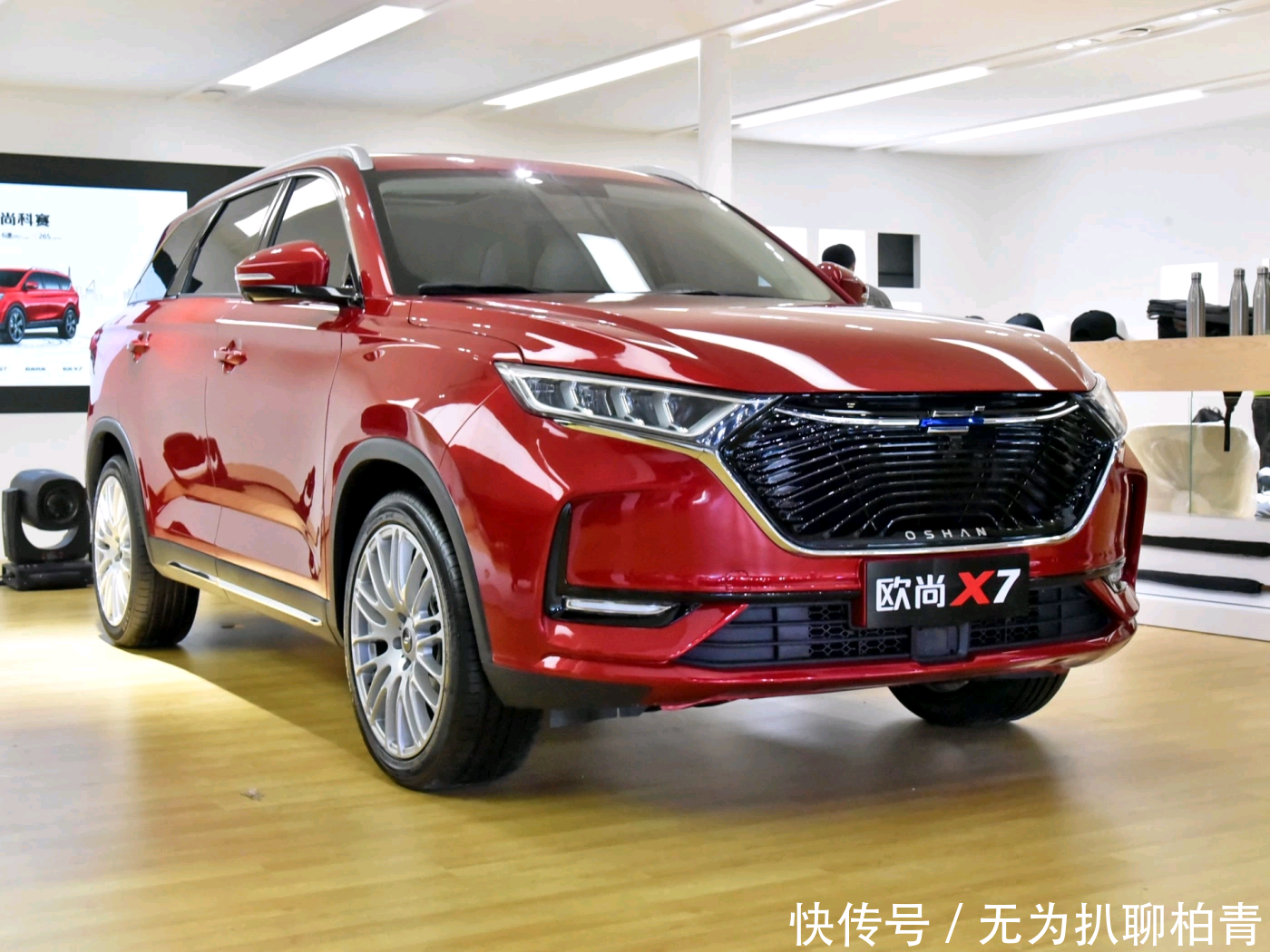 「充足」后排的乘坐舒适度不错,后备箱设计也很充足,长安欧尚X7