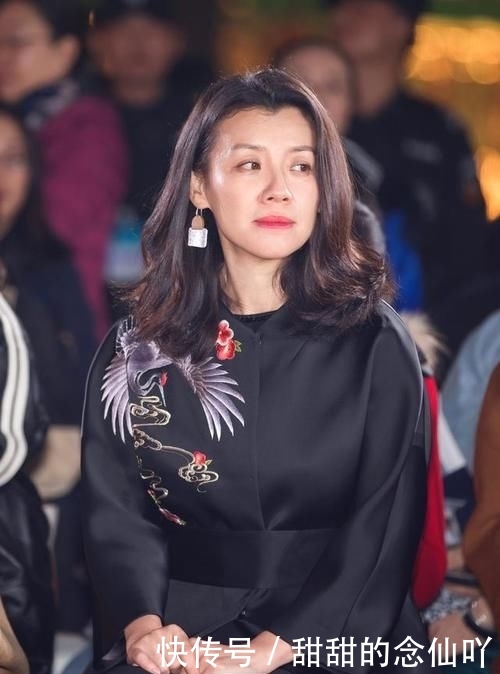 『显得整体』“德华”终于打扮!一袭黑色国风裙华丽大气,虽显胖但气质真好