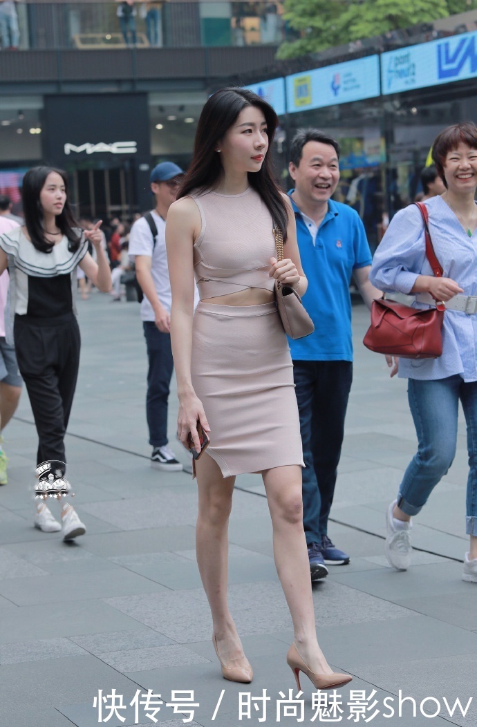 「 气质」展现女性的柔美气质！，摄影：拥有轻熟气息的女人搭连衣裙