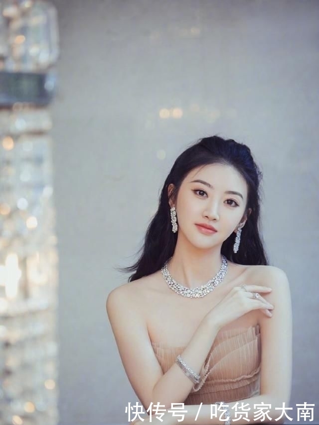 「璀璨」景甜一袭裸色抹胸层叠蛋糕裙甜美又性感,搭配璀璨珠宝闪耀又梦幻