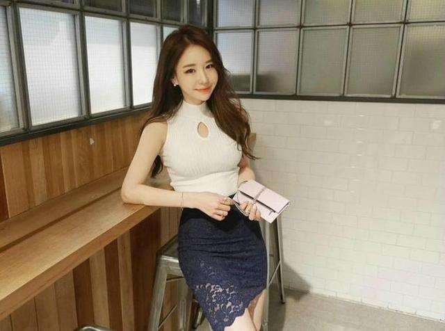 街拍：小姐姐背包骑自行车，很好的利用视觉死角!