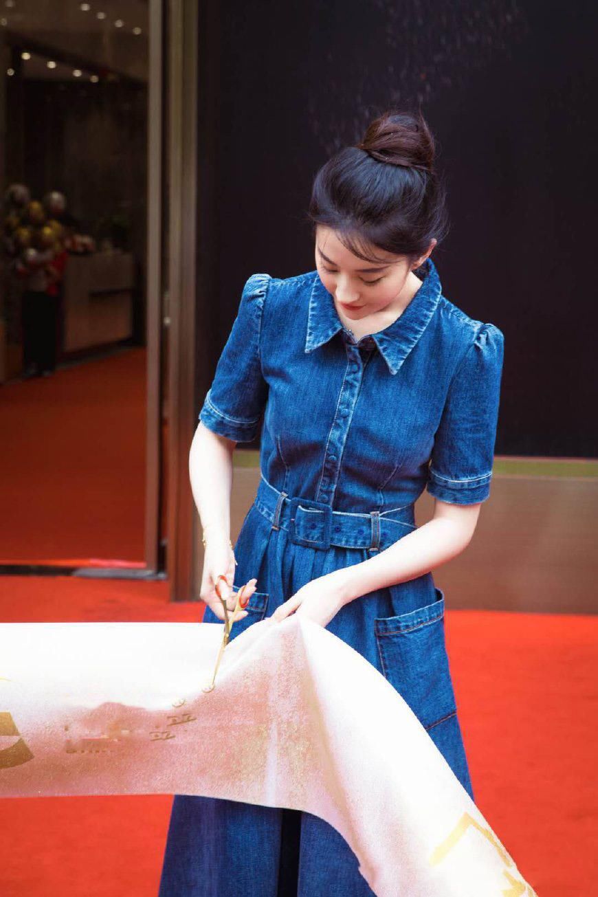 看了赵薇的牛仔裙，再看看刘亦菲，原来已婚和未婚的差别这么大