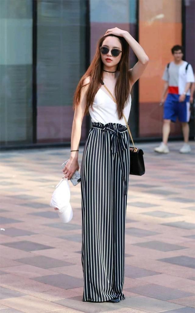 街拍 小吊带背心是潮流的穿搭，凸显甜美娇柔的女人味，简单休闲