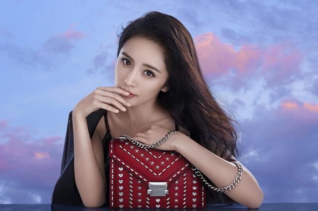 七夕手袋“包治百病”，杨幂何穗背上同款，李沁林允还不小心撞包