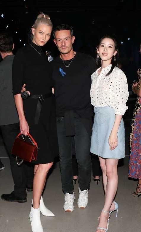 章泽天在国外亮相，穿波点裙很美，网友怒了:“奶茶”让别人搂了