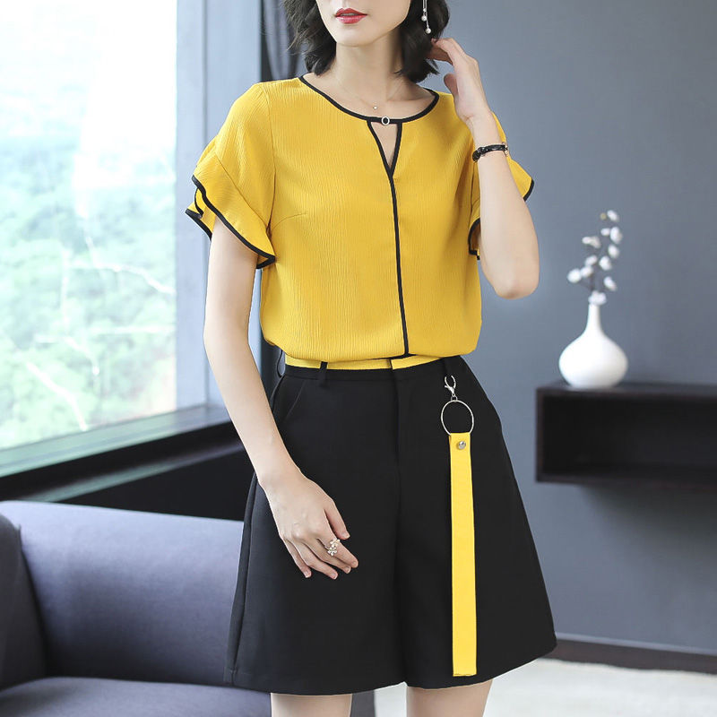 45岁老板娘从来不穿裙子,身上的套装够洋气,藏不住的女神魅力