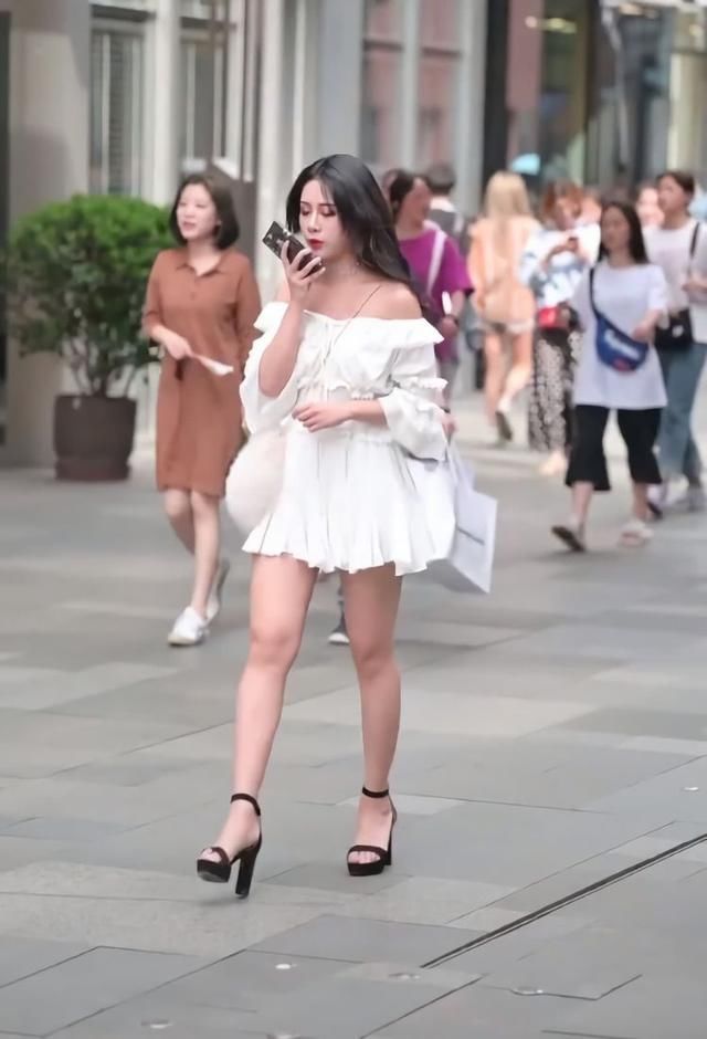 显腿■街拍小姐姐为了显腿长,踩着像“木炭”的高跟鞋,走路都得小心